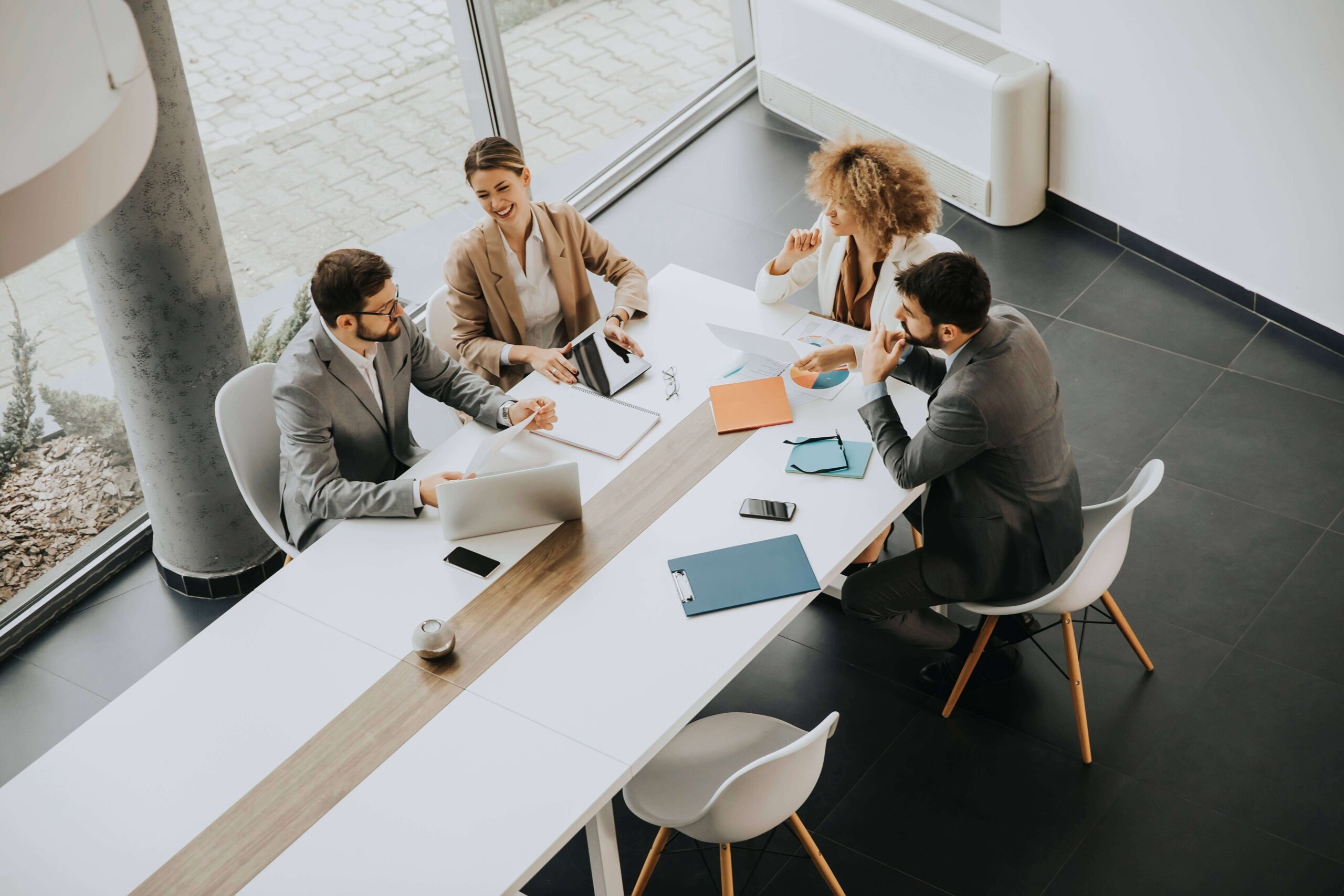 Team-Meeting im modernen Buero